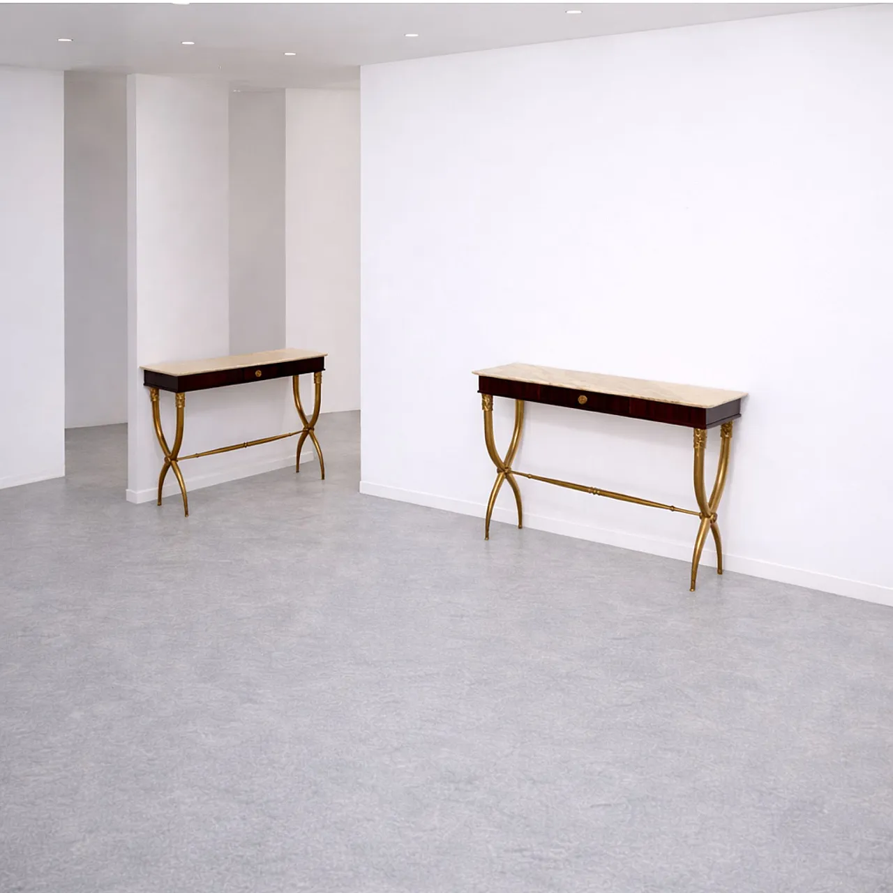 Coppia di console di Paolo Buffa in legno ottone marmo, anni '50 3