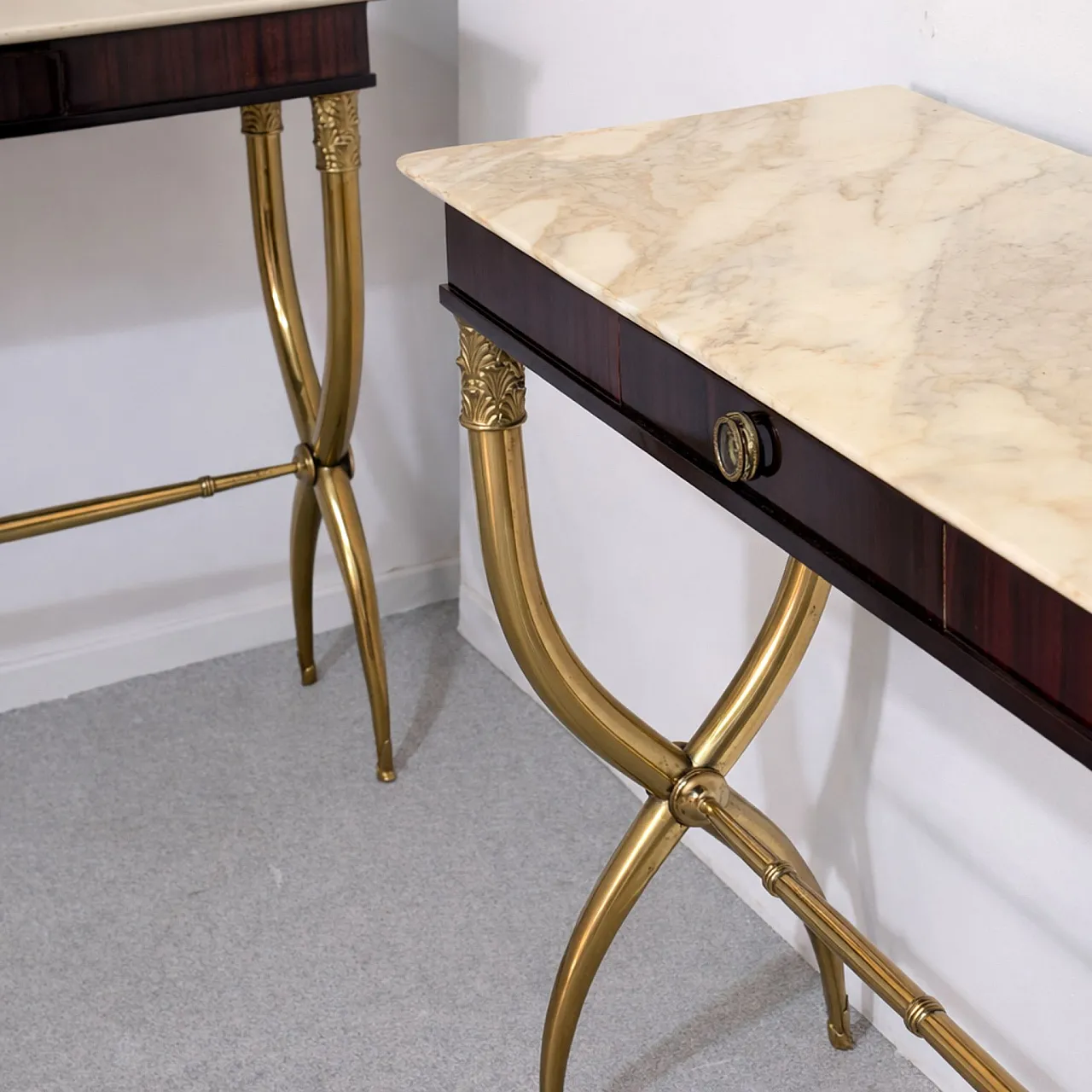 Coppia di console di Paolo Buffa in legno ottone marmo, anni '50 4