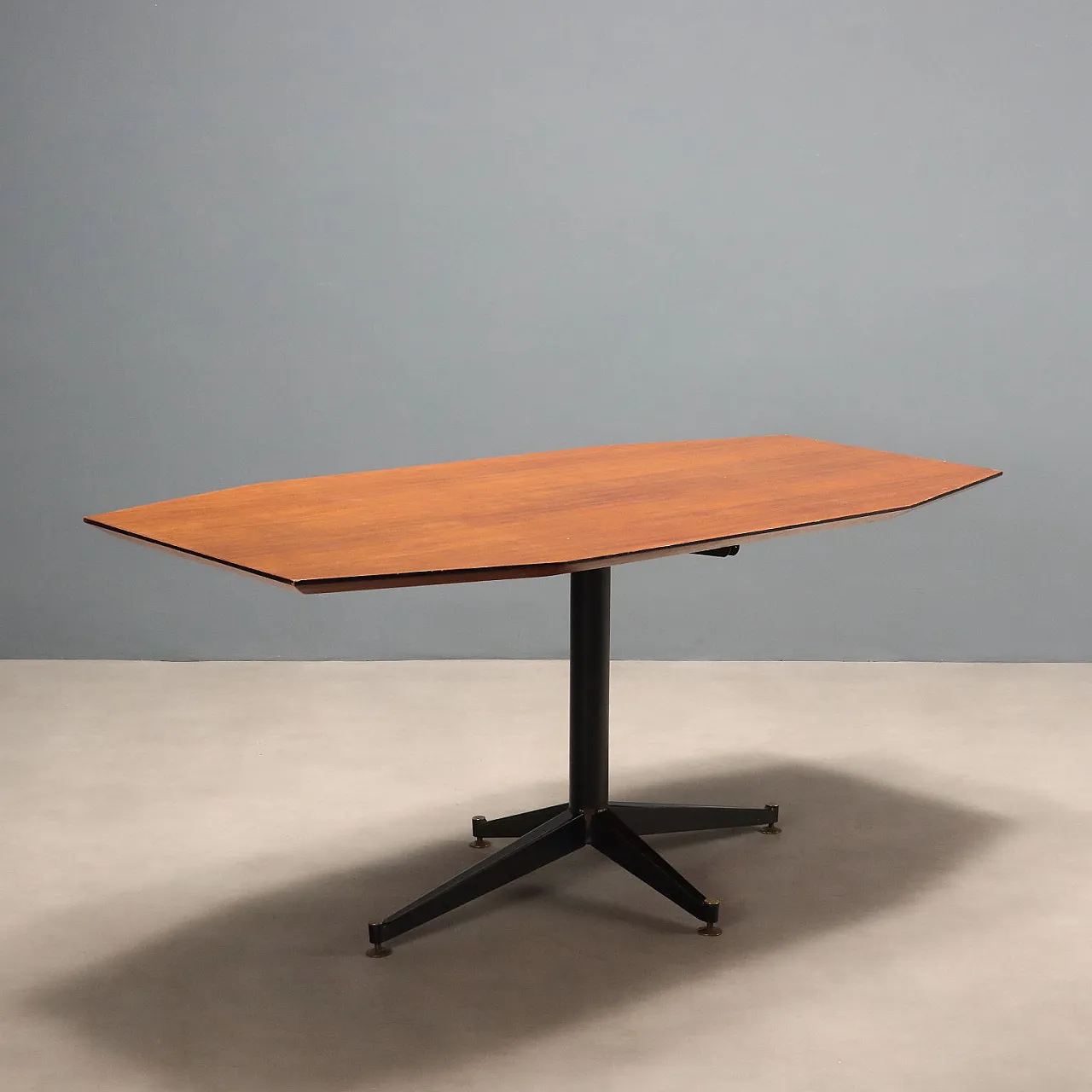 Tavolo in legno con base in metallo, anni '60 1
