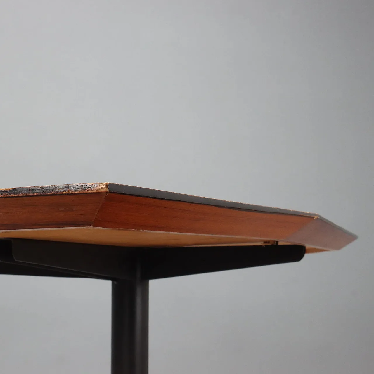 Tavolo in legno con base in metallo, anni '60 6