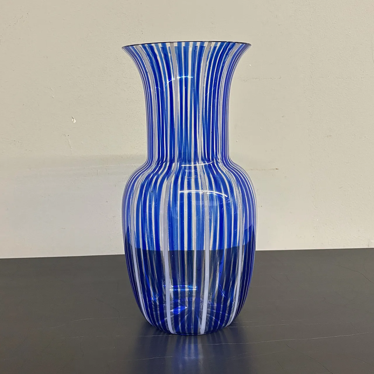 Vaso Vetro Murano a canne o filigrana, blu e vetro lattimo, anni '50 1