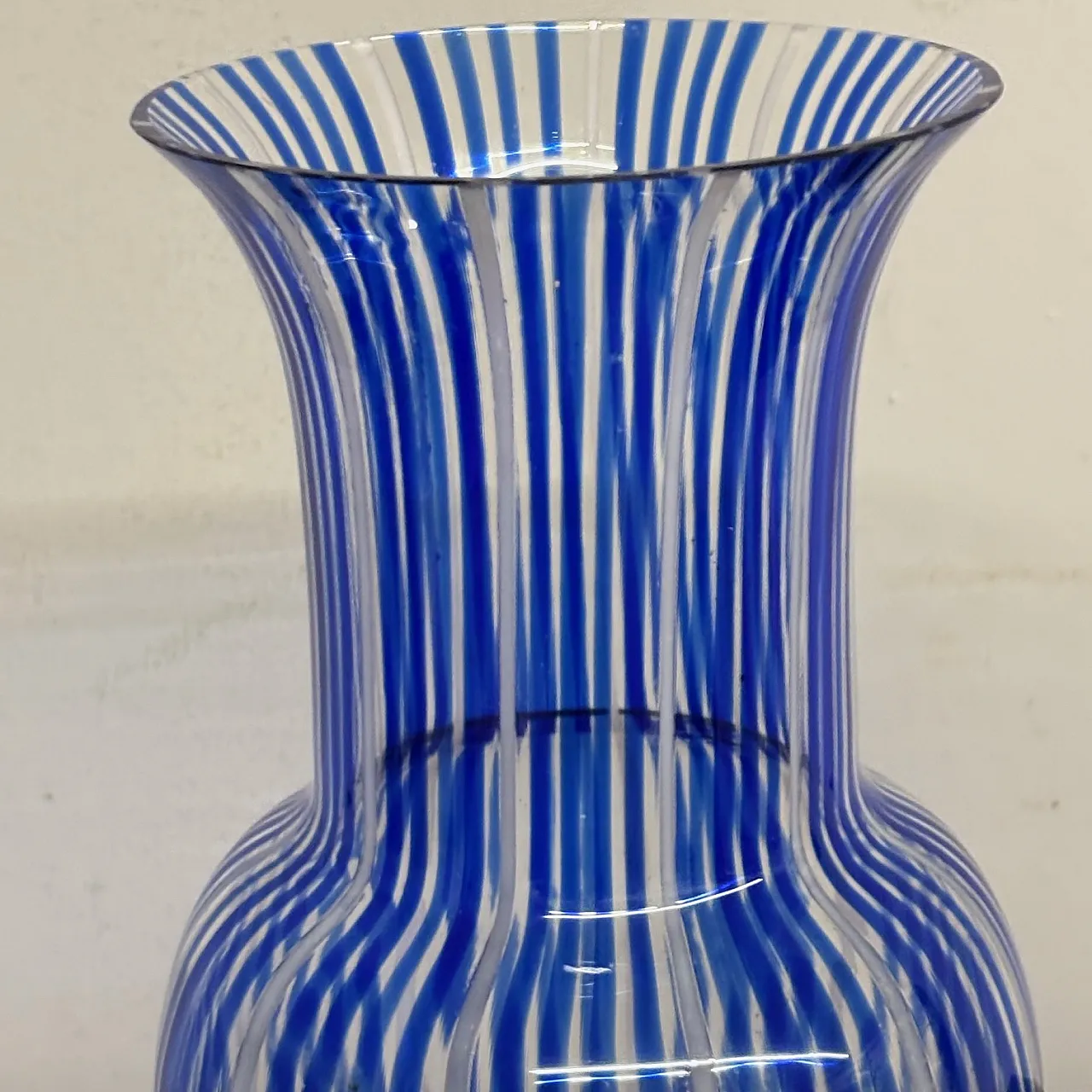 Vaso Vetro Murano a canne o filigrana, blu e vetro lattimo, anni '50 2