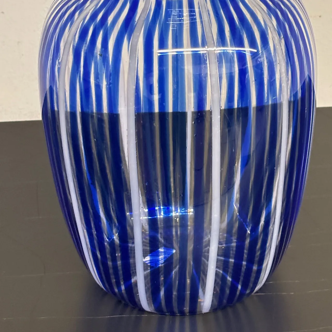 Vaso Vetro Murano a canne o filigrana, blu e vetro lattimo, anni '50 3