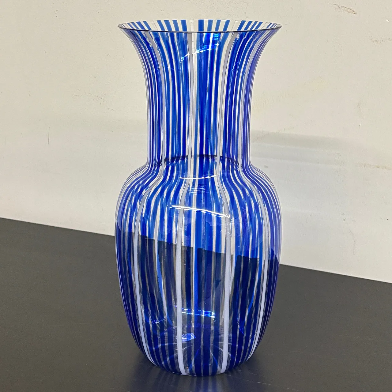 Vaso Vetro Murano a canne o filigrana, blu e vetro lattimo, anni '50 6
