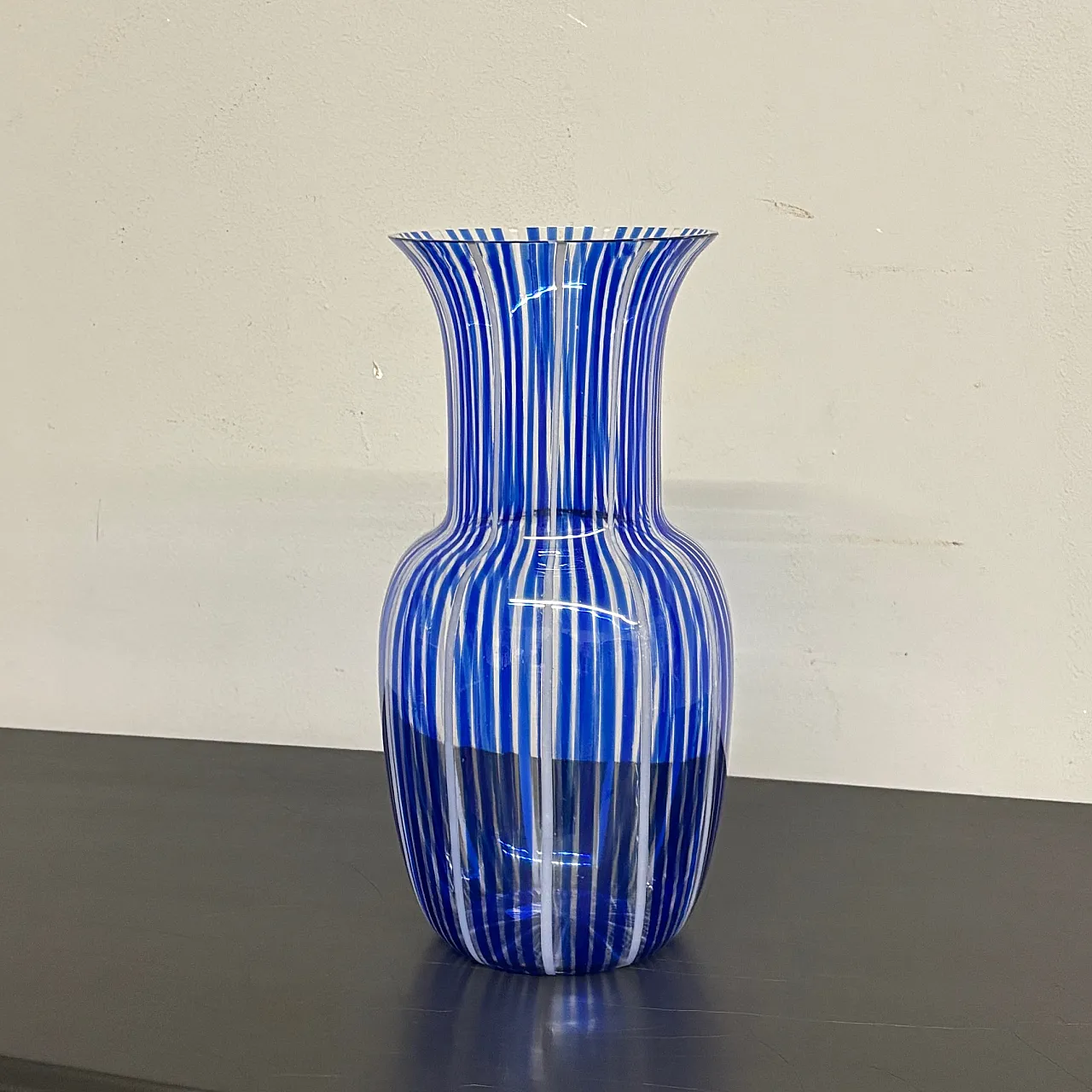 Vaso Vetro Murano a canne o filigrana, blu e vetro lattimo, anni '50 7