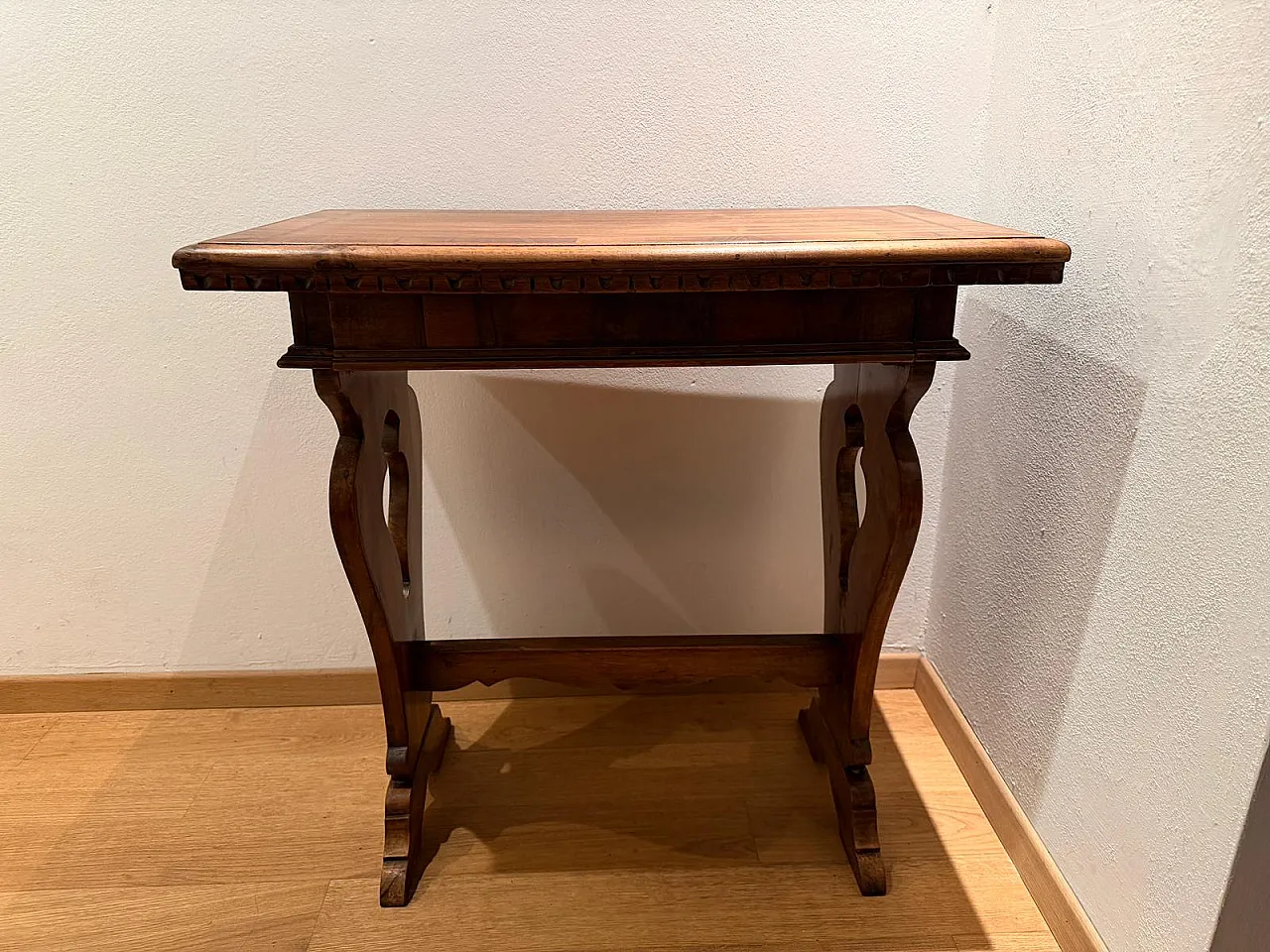 Mid-Century walnut coffee table with inlaid top, Italy, 1950s 1