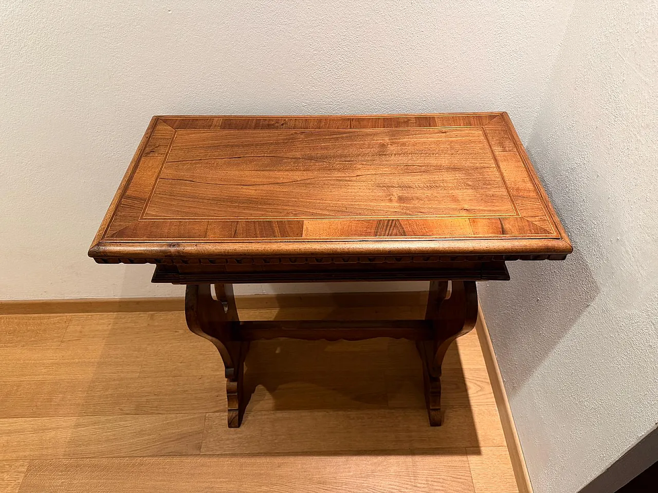 Mid-Century walnut coffee table with inlaid top, Italy, 1950s 3