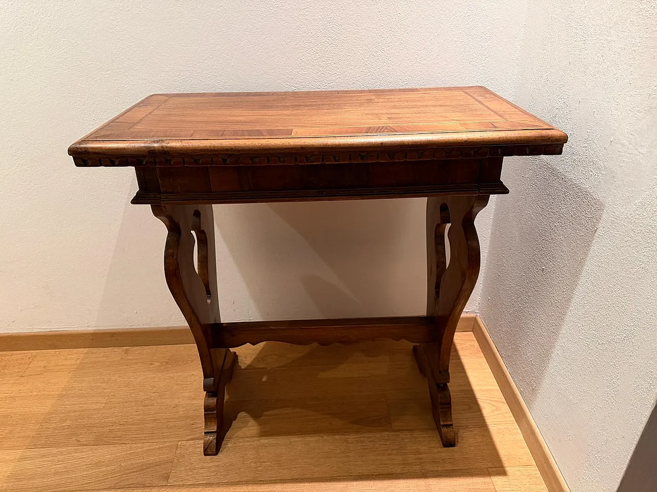 Mid-Century walnut coffee table with inlaid top, Italy, 1950s 4