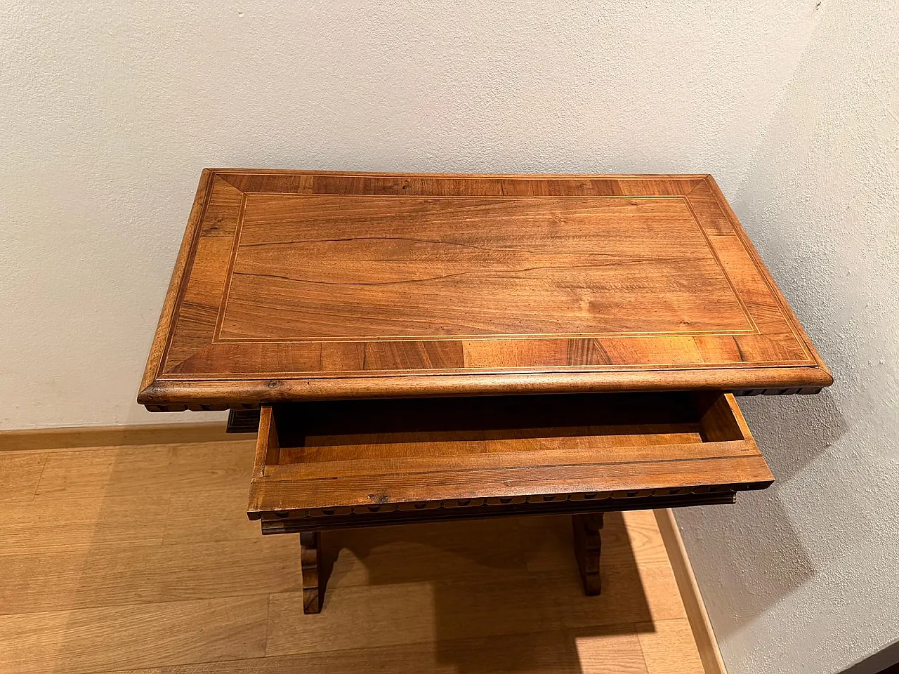 Mid-Century walnut coffee table with inlaid top, Italy, 1950s 5