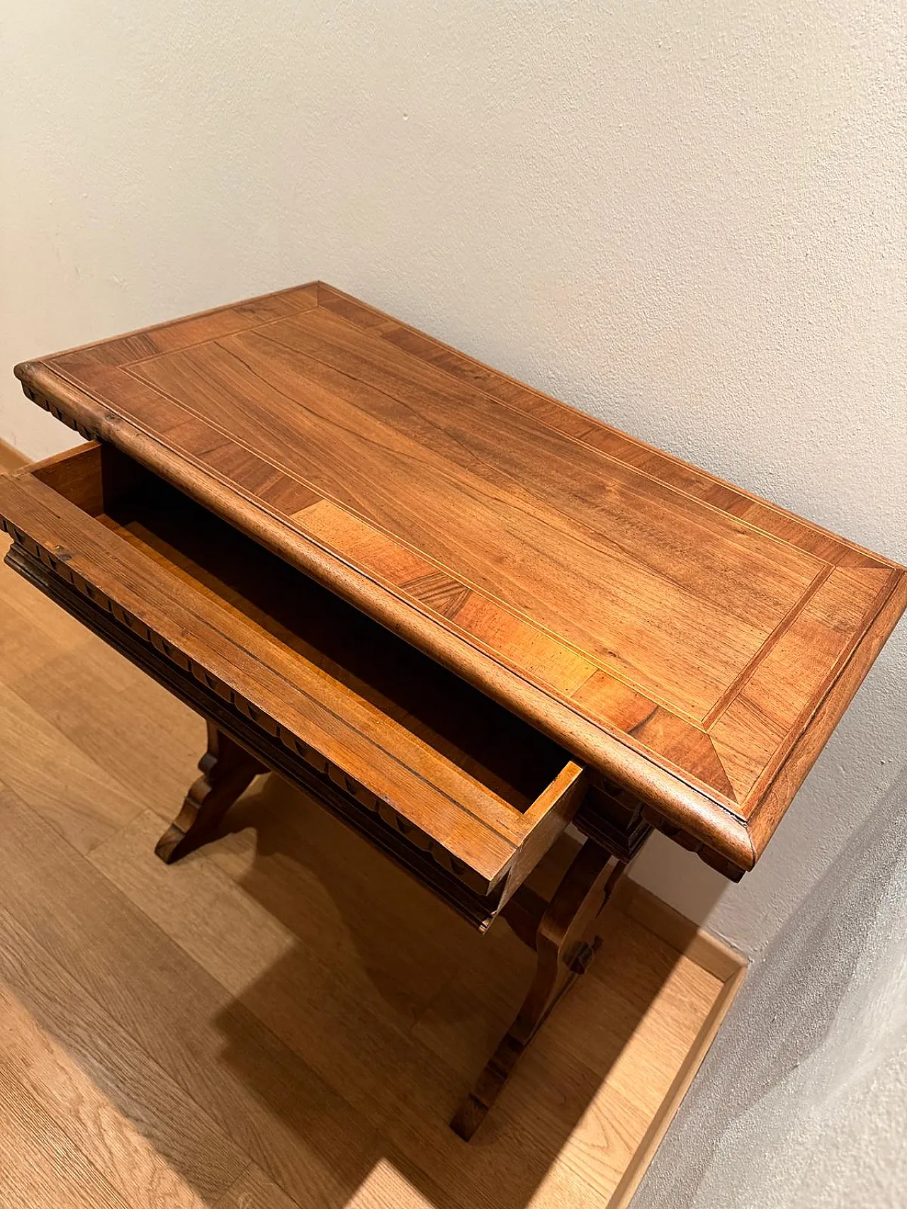 Mid-Century walnut coffee table with inlaid top, Italy, 1950s 6