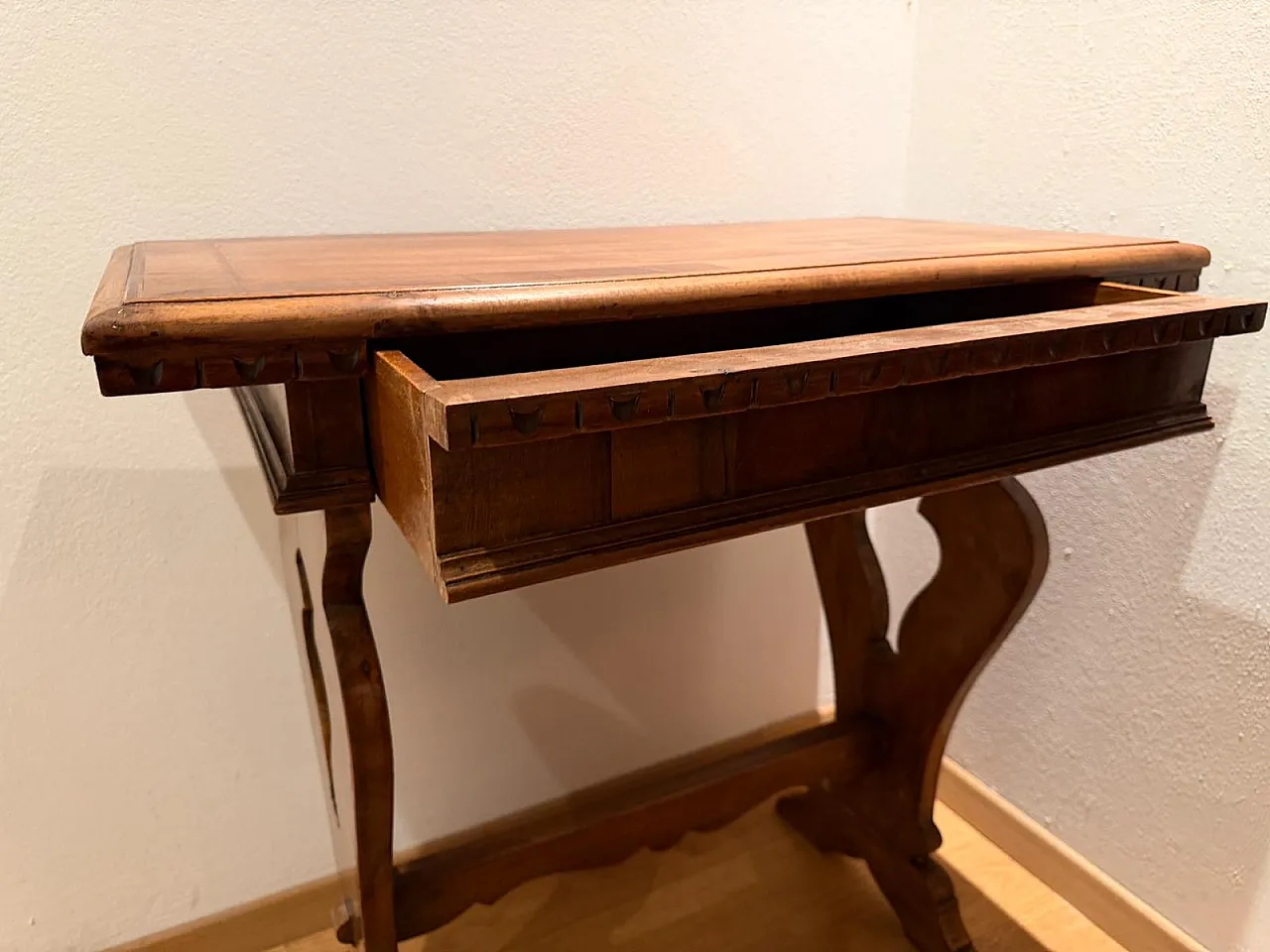 Mid-Century walnut coffee table with inlaid top, Italy, 1950s 7
