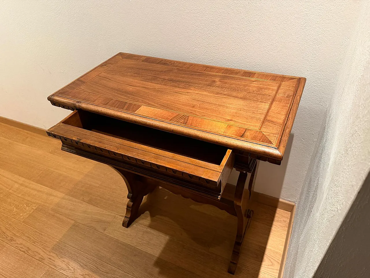 Mid-Century walnut coffee table with inlaid top, Italy, 1950s 8