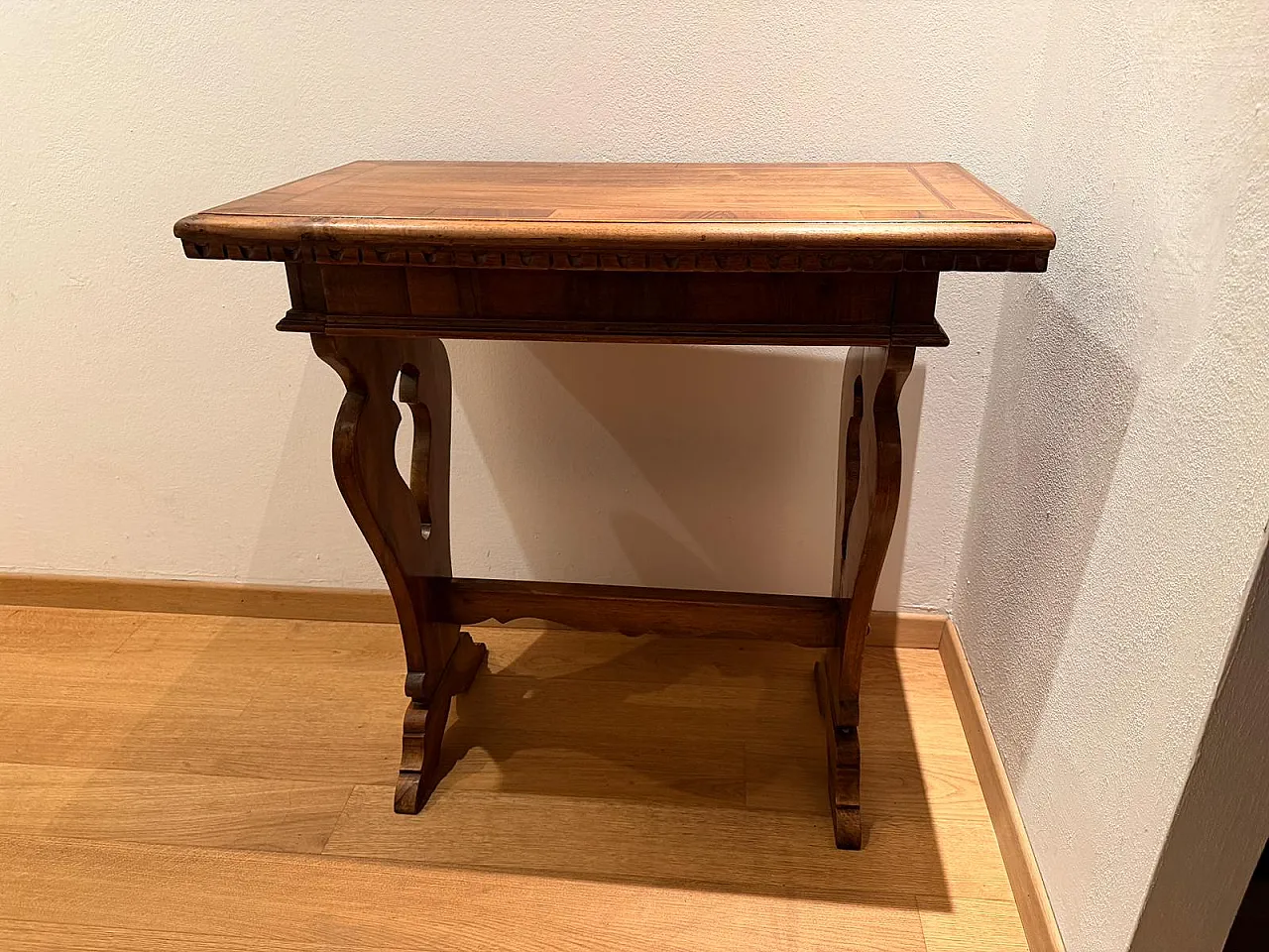 Mid-Century walnut coffee table with inlaid top, Italy, 1950s 10