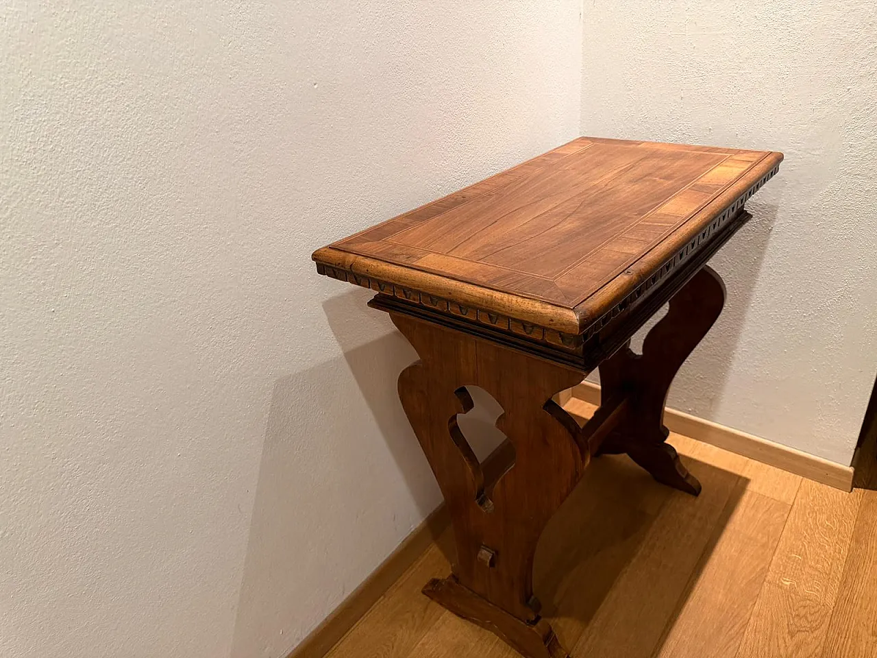 Mid-Century walnut coffee table with inlaid top, Italy, 1950s 11