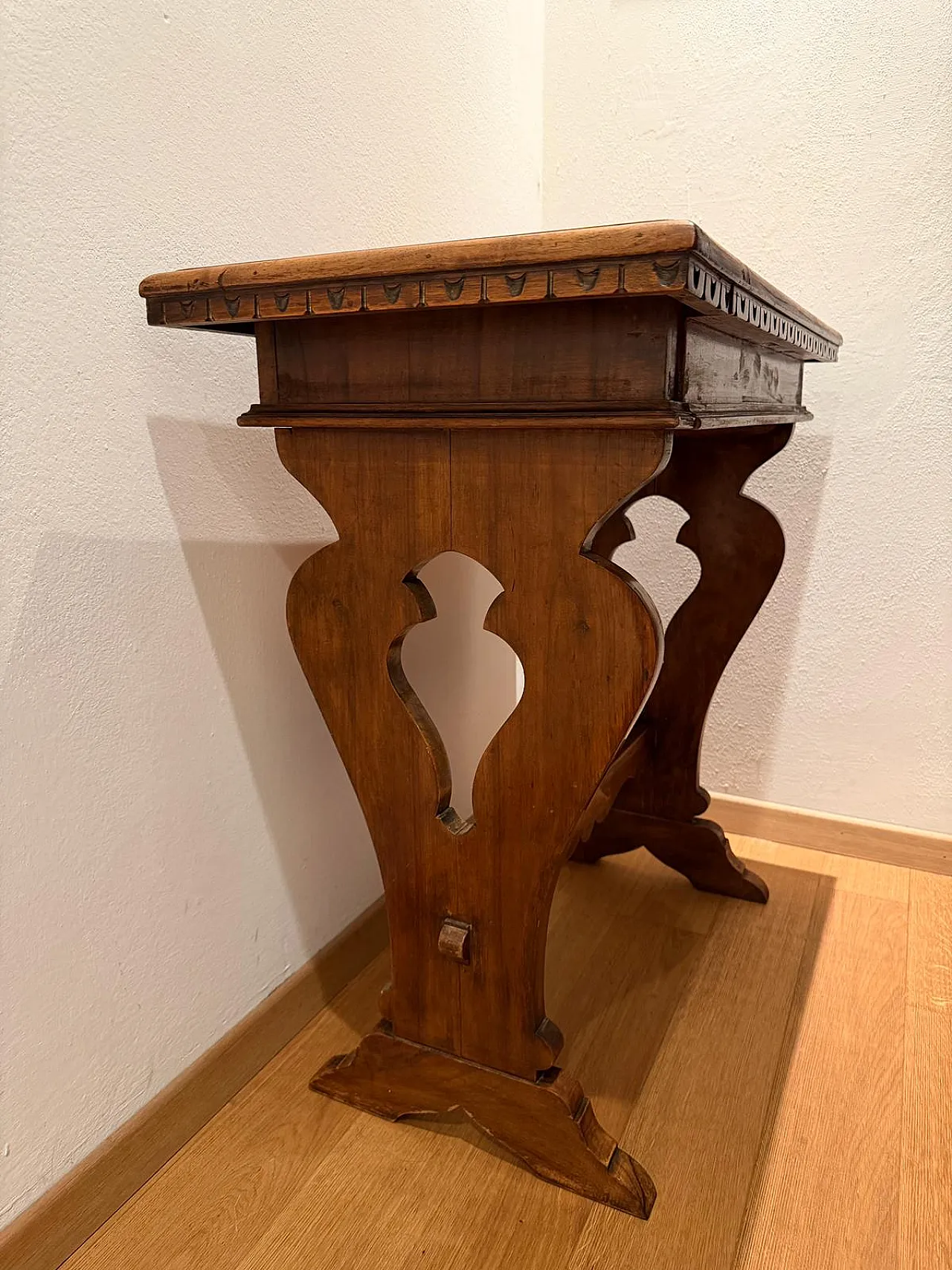 Mid-Century walnut coffee table with inlaid top, Italy, 1950s 12