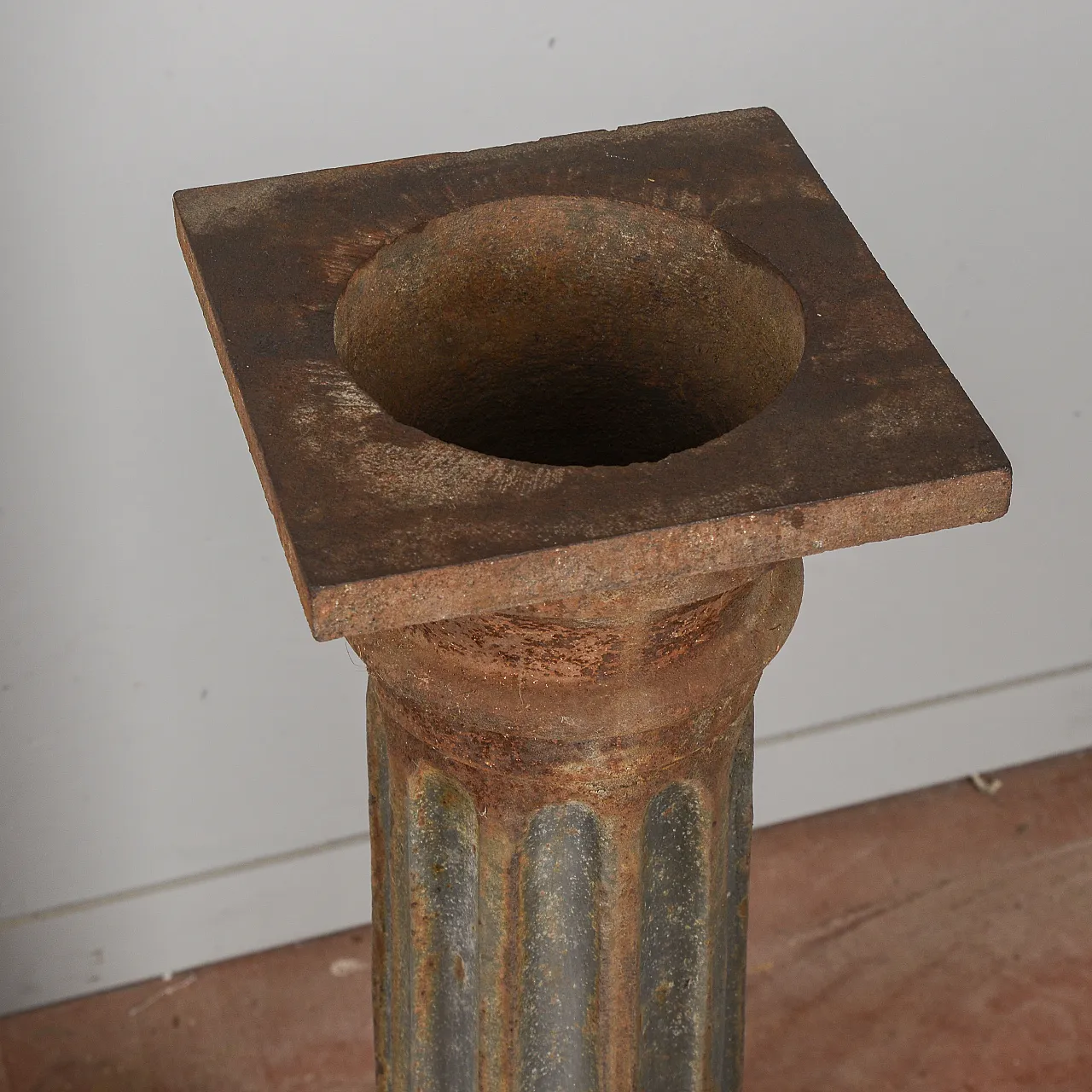 3 Cast iron columns, early 20th century 6