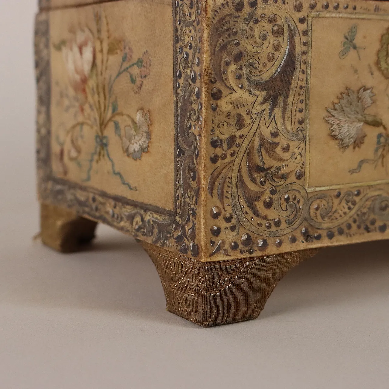Wooden casket covered in parchment, 19th century 5