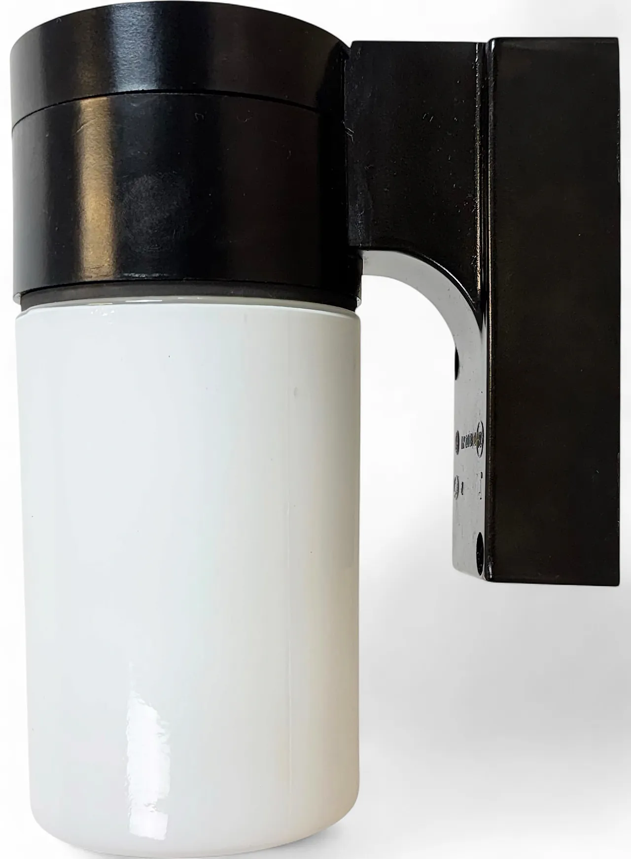 Lampada da parete industriale in bachelite marrone con vetro lattimo, anni '60 18