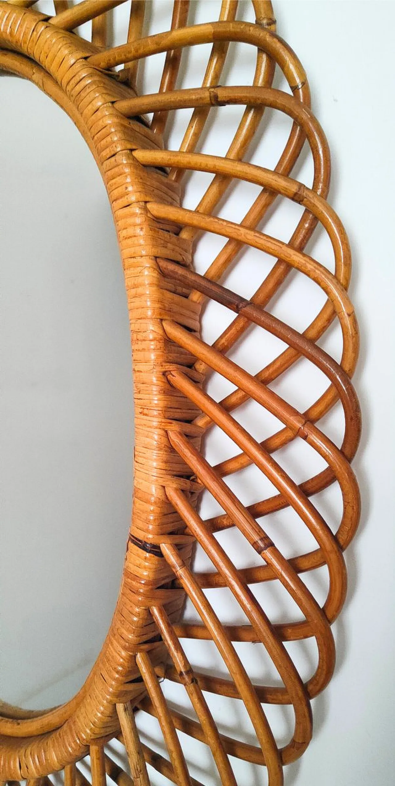 Specchio da parete ovale in vimini e bambù, anni '60 2