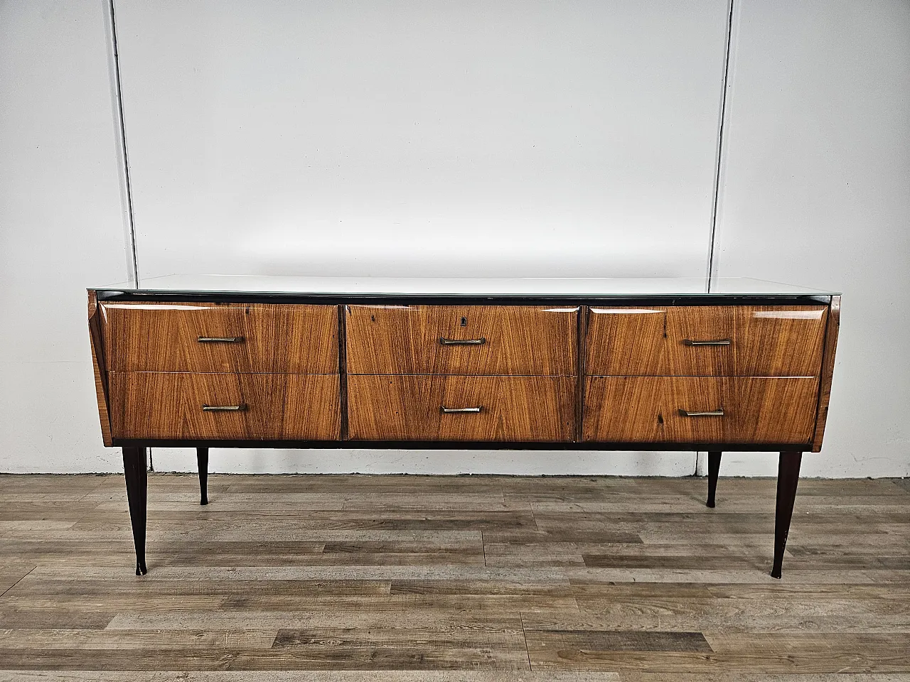 Cassettiera in radica di mogano con piano a specchio, anni '70 2