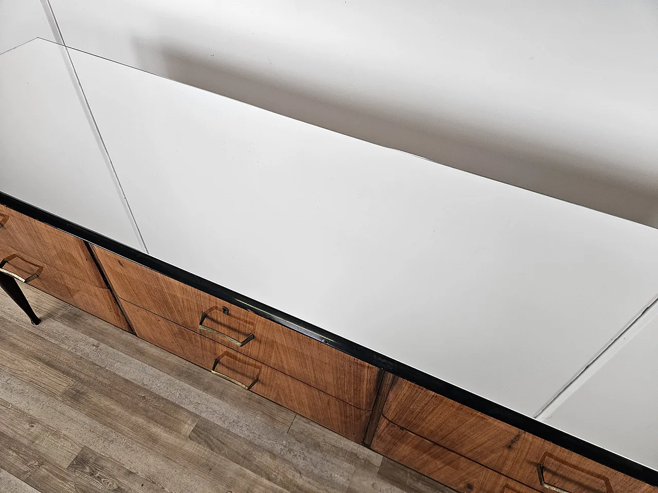 Cassettiera in radica di mogano con piano a specchio, anni '70 7