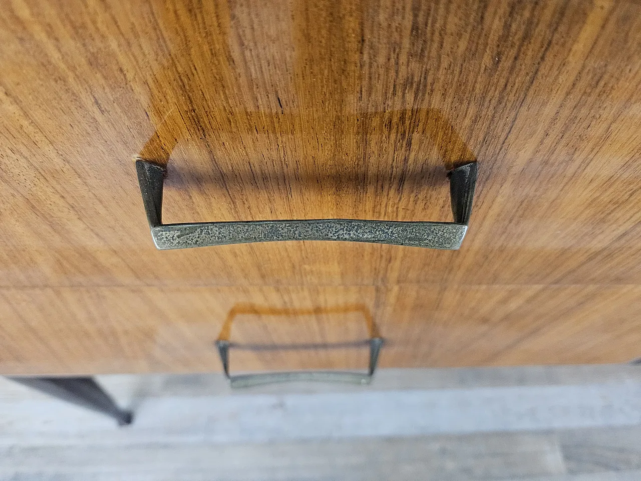 Cassettiera in radica di mogano con piano a specchio, anni '70 9