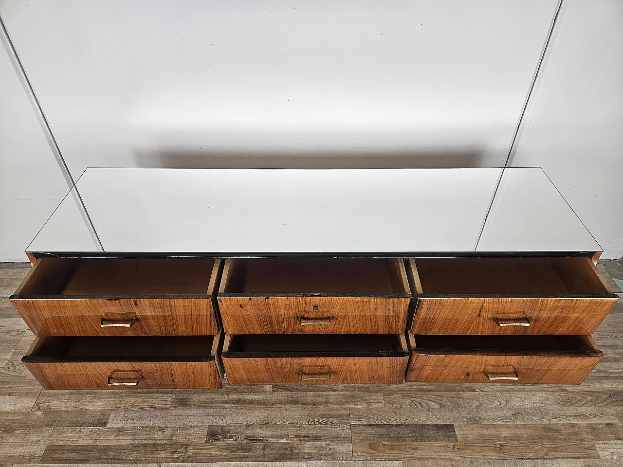 Cassettiera in radica di mogano con piano a specchio, anni '70 10