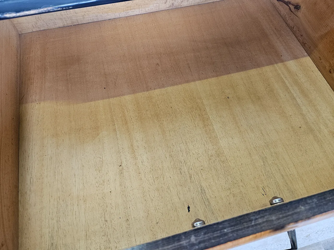 Cassettiera in radica di mogano con piano a specchio, anni '70 11