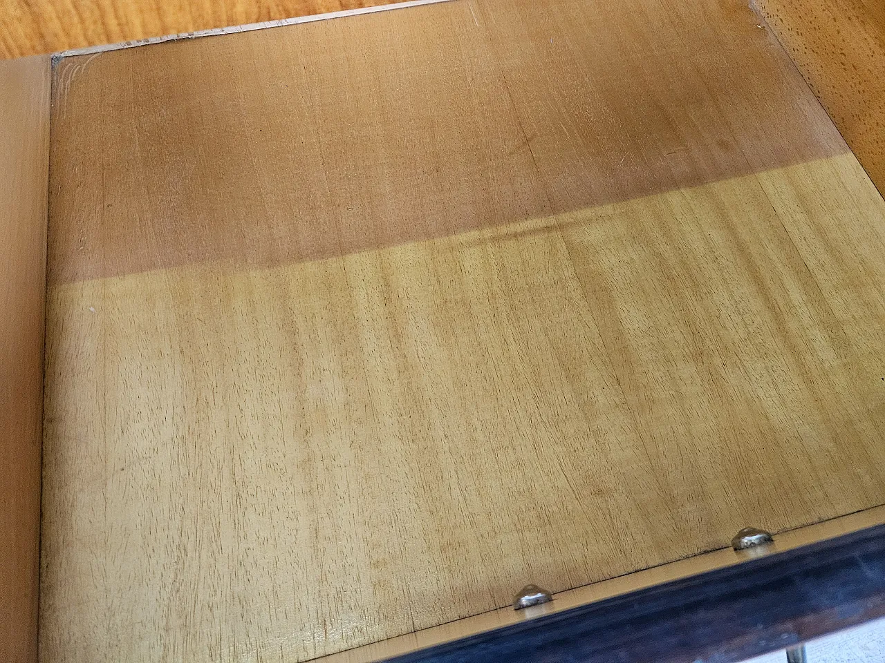 Cassettiera in radica di mogano con piano a specchio, anni '70 12