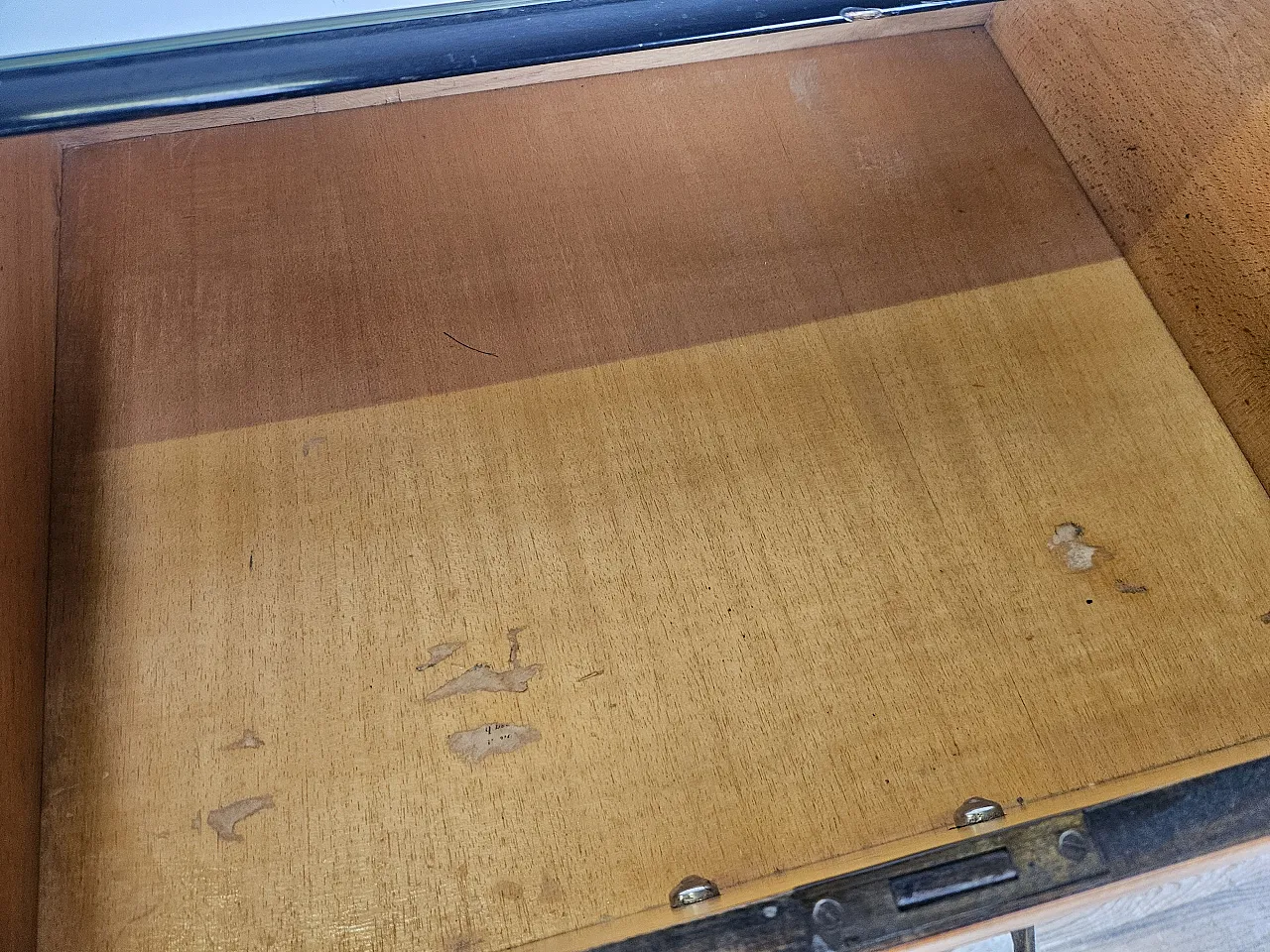 Cassettiera in radica di mogano con piano a specchio, anni '70 13