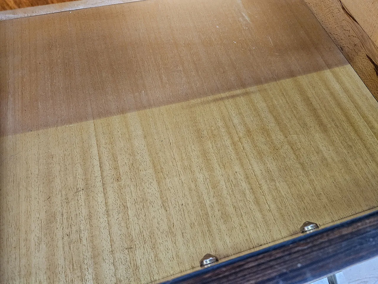 Cassettiera in radica di mogano con piano a specchio, anni '70 14