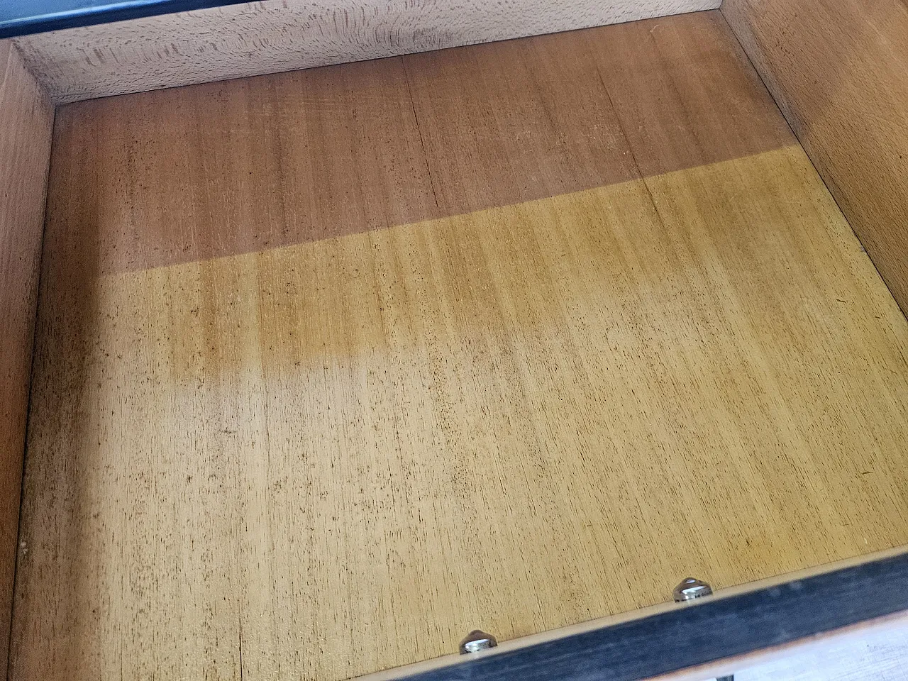 Cassettiera in radica di mogano con piano a specchio, anni '70 15