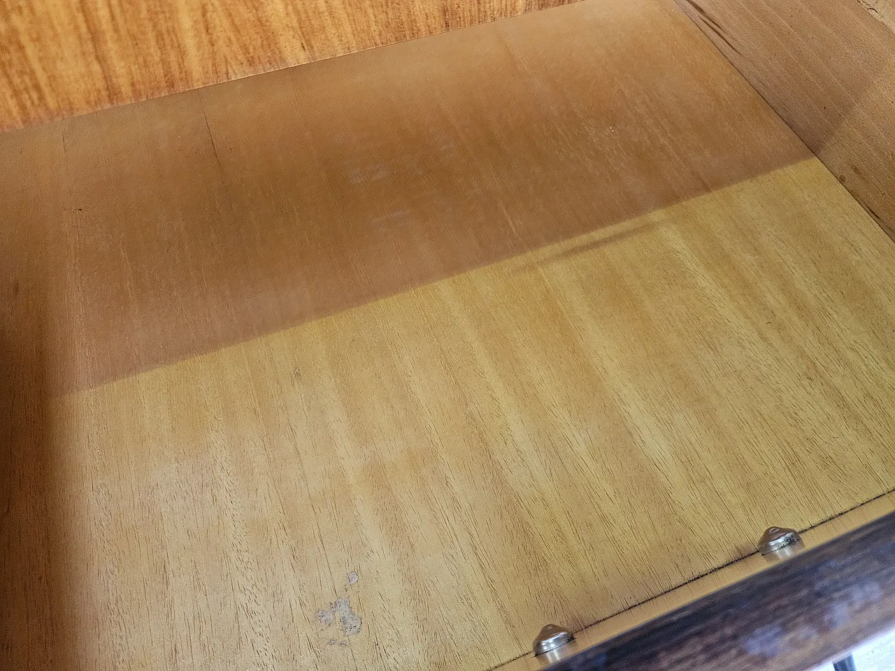 Cassettiera in radica di mogano con piano a specchio, anni '70 16