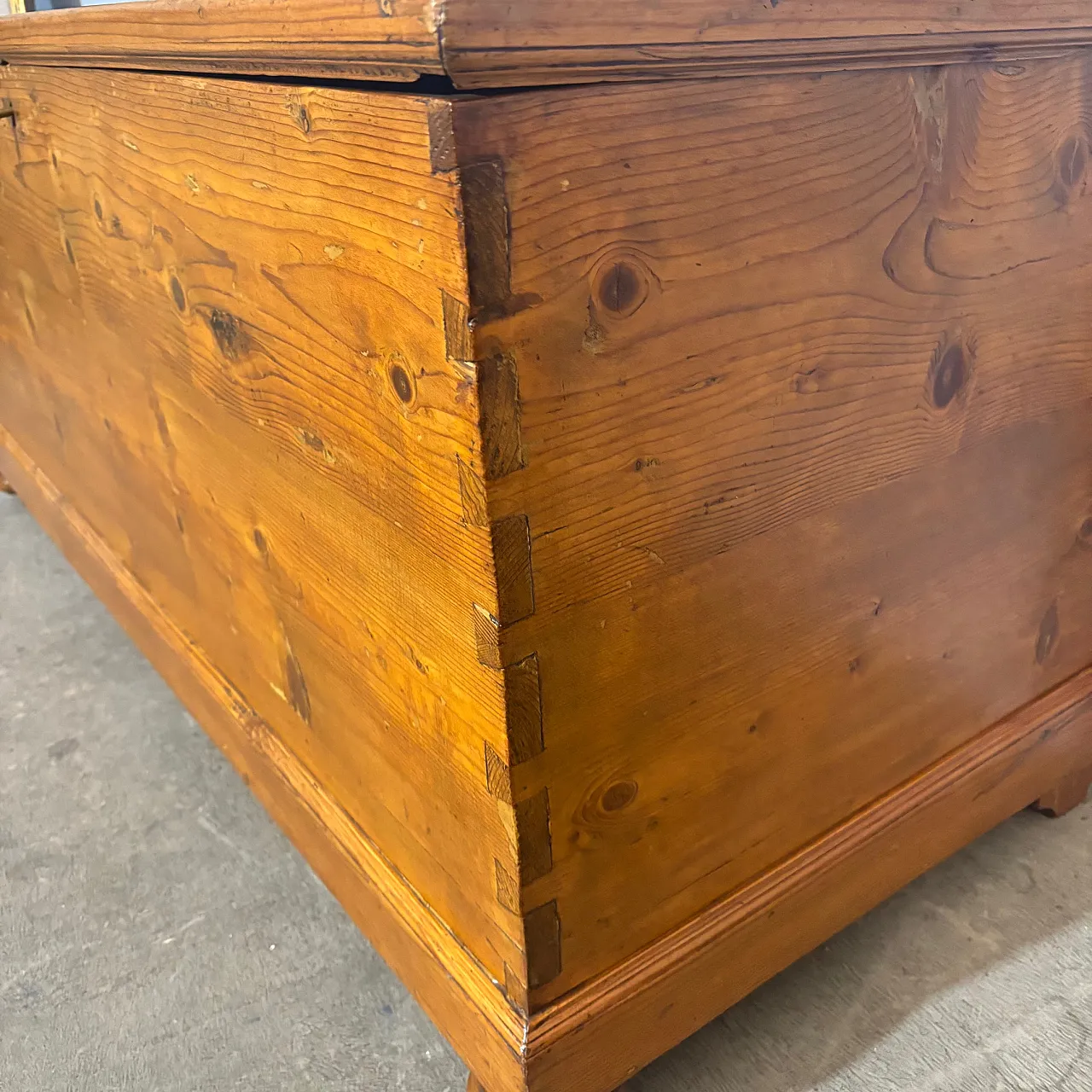 Tuscan trunk, poor art, 19th century 3
