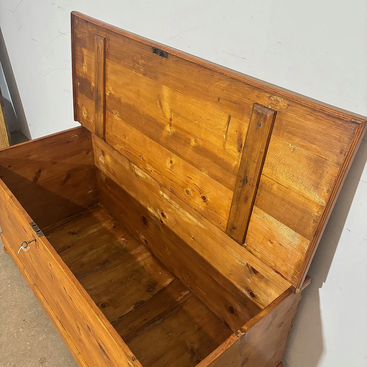 Tuscan trunk, poor art, 19th century 4