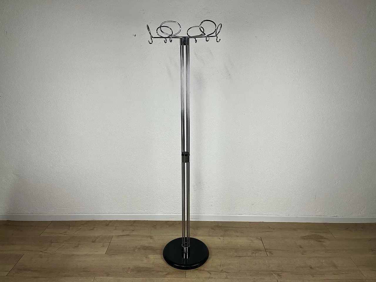 Appendiabiti scultura in acciaio di Isao Hosoe per Valenti, anni '70 1