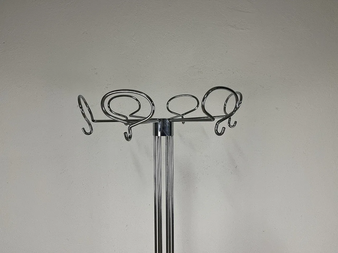 Appendiabiti scultura in acciaio di Isao Hosoe per Valenti, anni '70 2