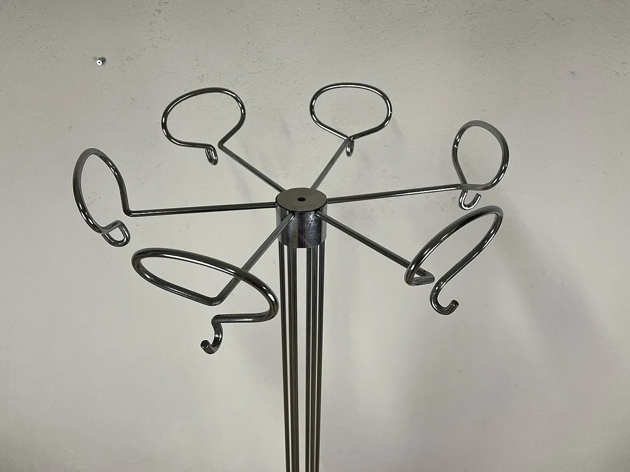 Appendiabiti scultura in acciaio di Isao Hosoe per Valenti, anni '70 3