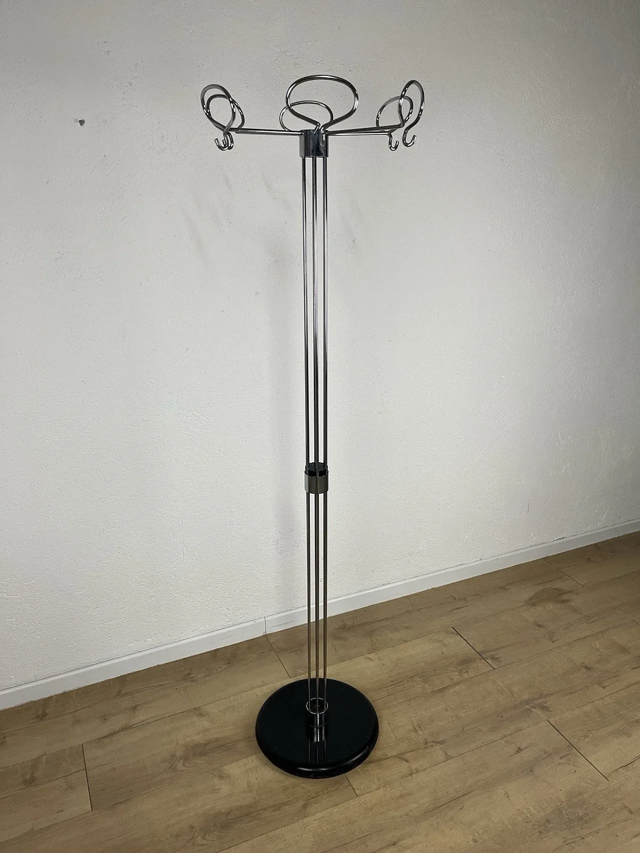 Appendiabiti scultura in acciaio di Isao Hosoe per Valenti, anni '70 7