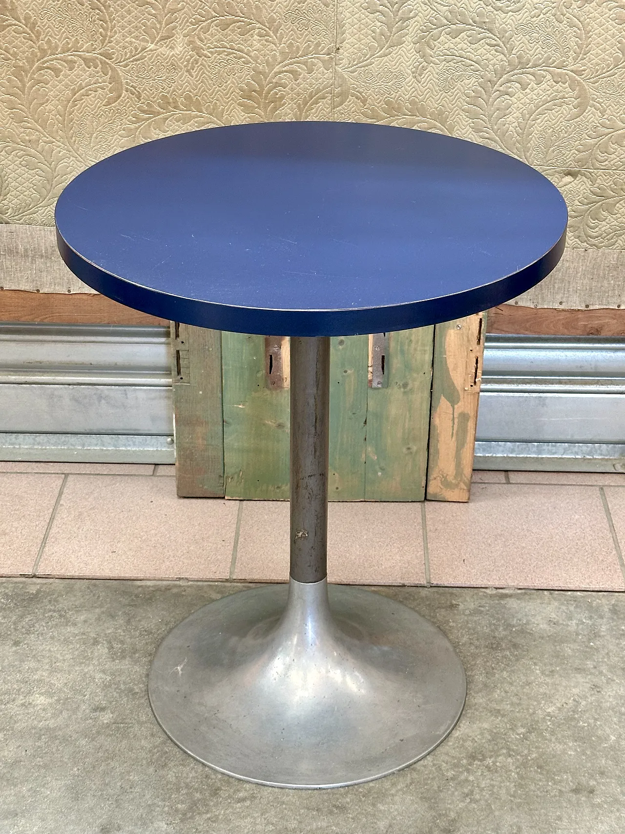 Tulip coffee table, blue lacquered top, metal stem, Italy, 1970s 1