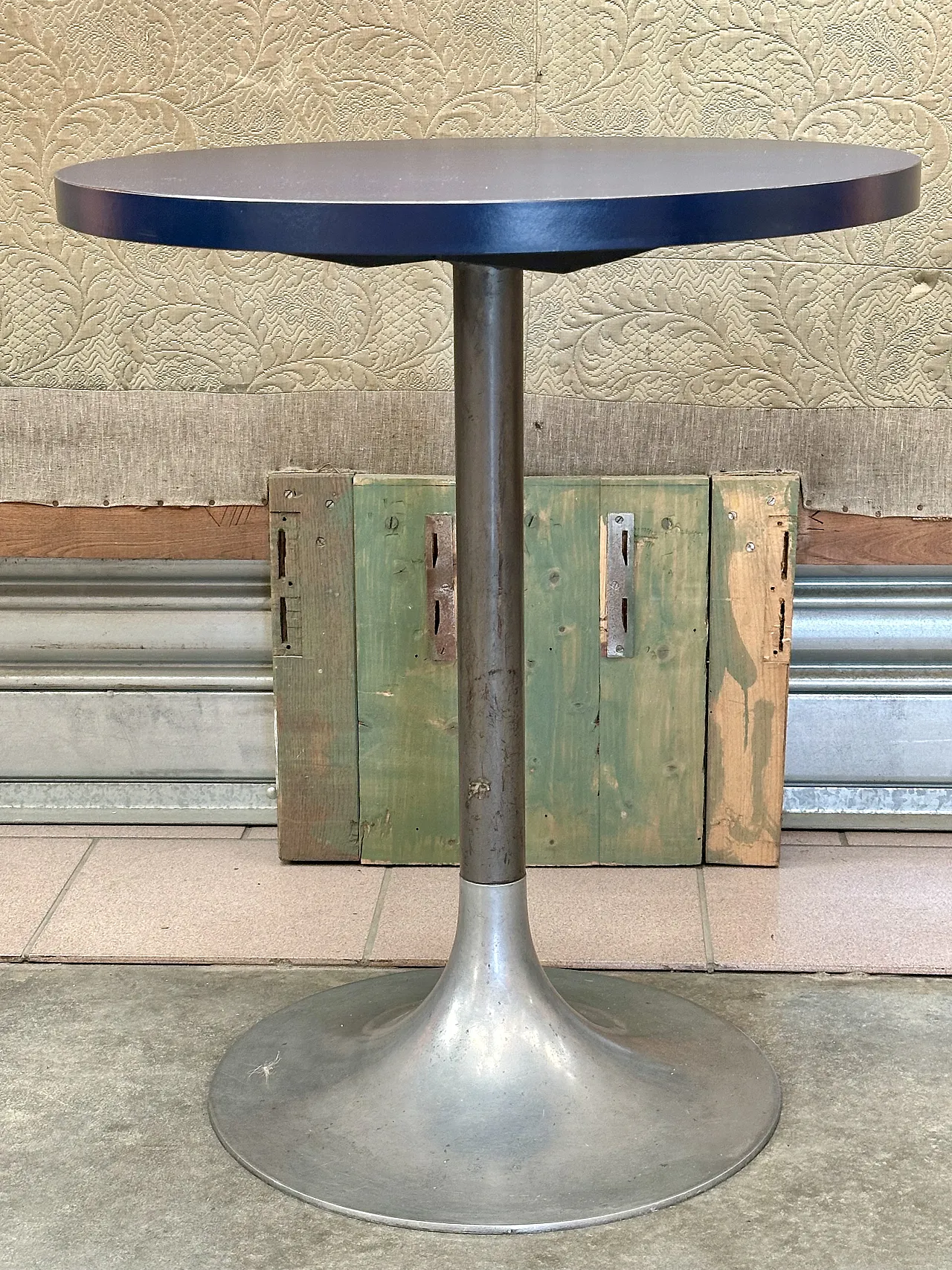 Tulip coffee table, blue lacquered top, metal stem, Italy, 1970s 2
