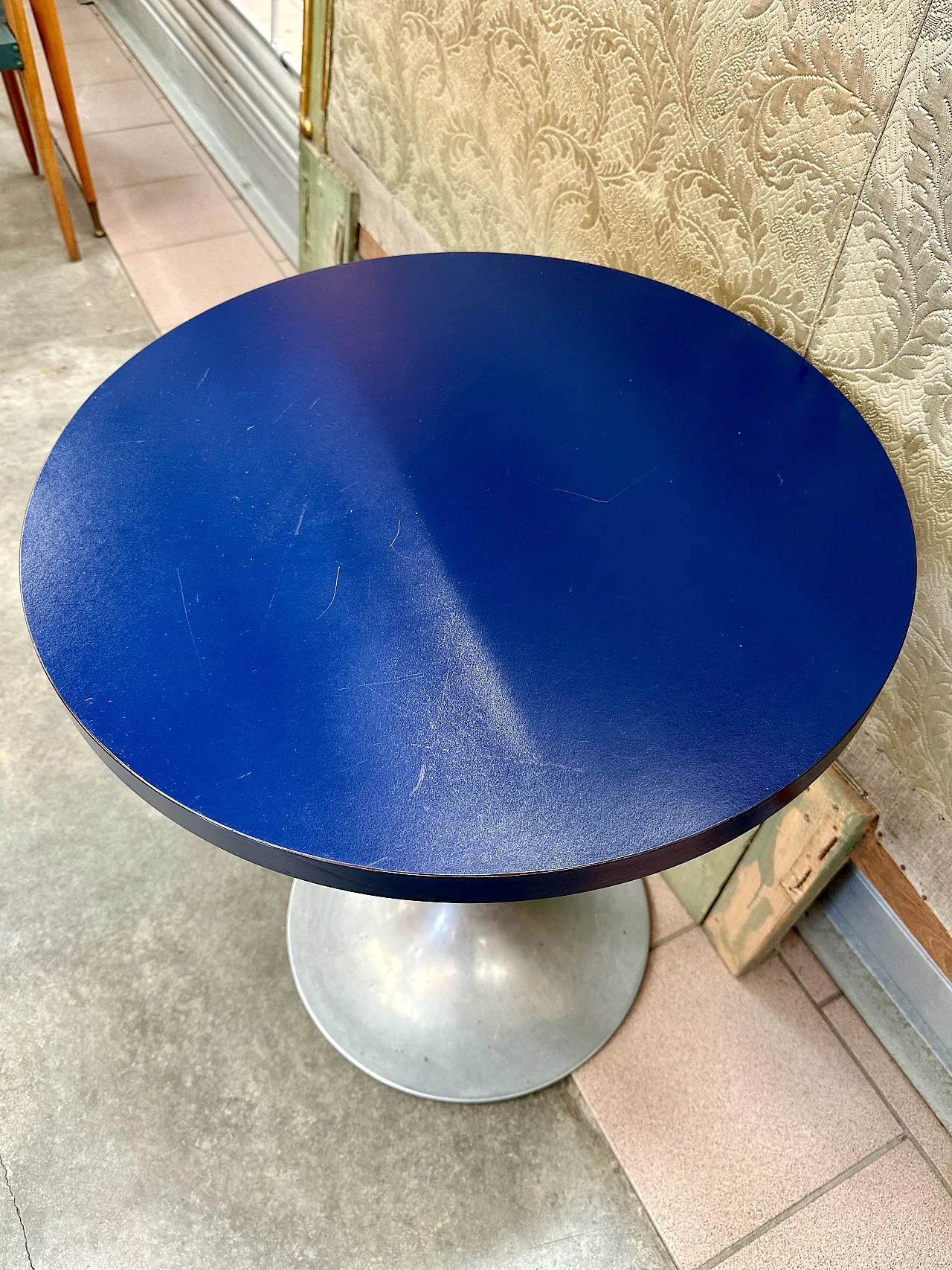 Tulip coffee table, blue lacquered top, metal stem, Italy, 1970s 3