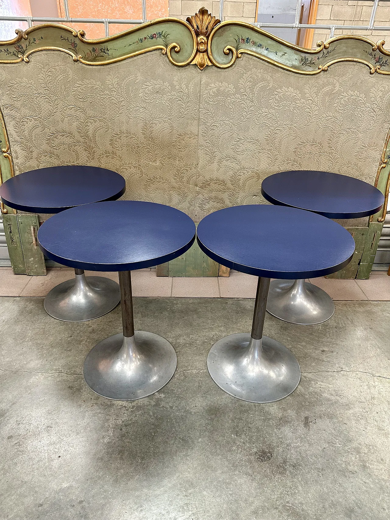 4 Tulip coffee tables, blue lacquered top, metal stem, Italy, 1970s 1