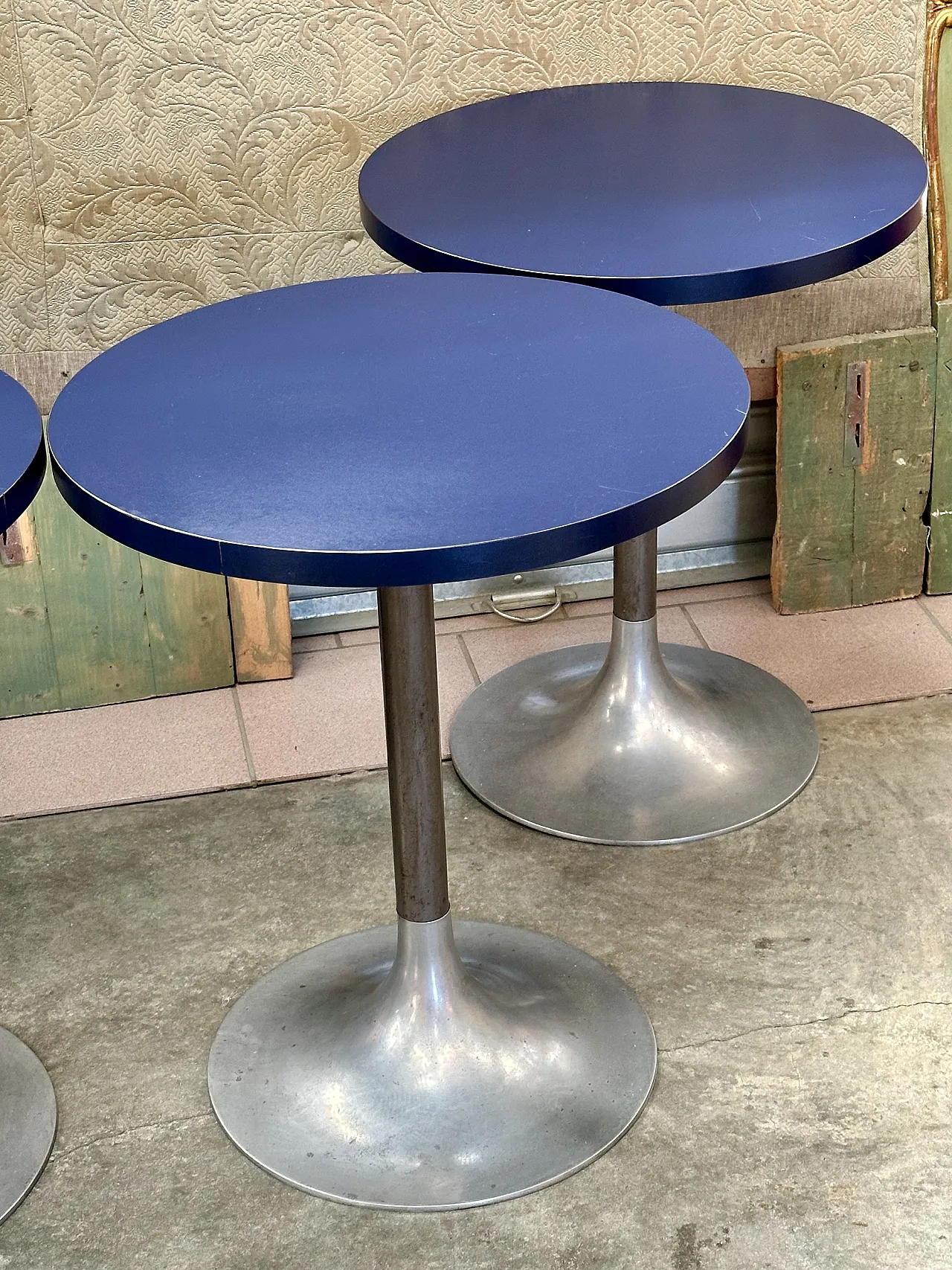 4 Tulip coffee tables, blue lacquered top, metal stem, Italy, 1970s 3