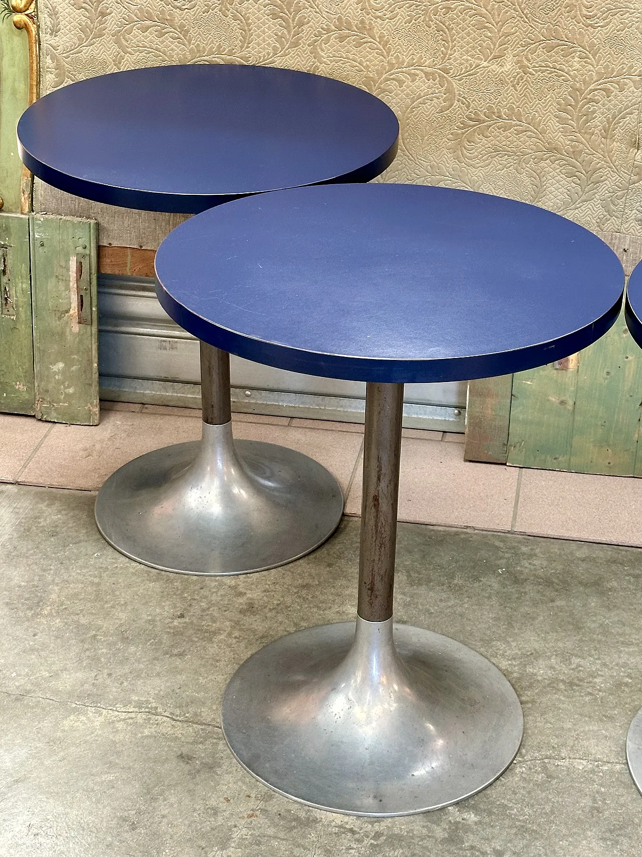 4 Tulip coffee tables, blue lacquered top, metal stem, Italy, 1970s 4