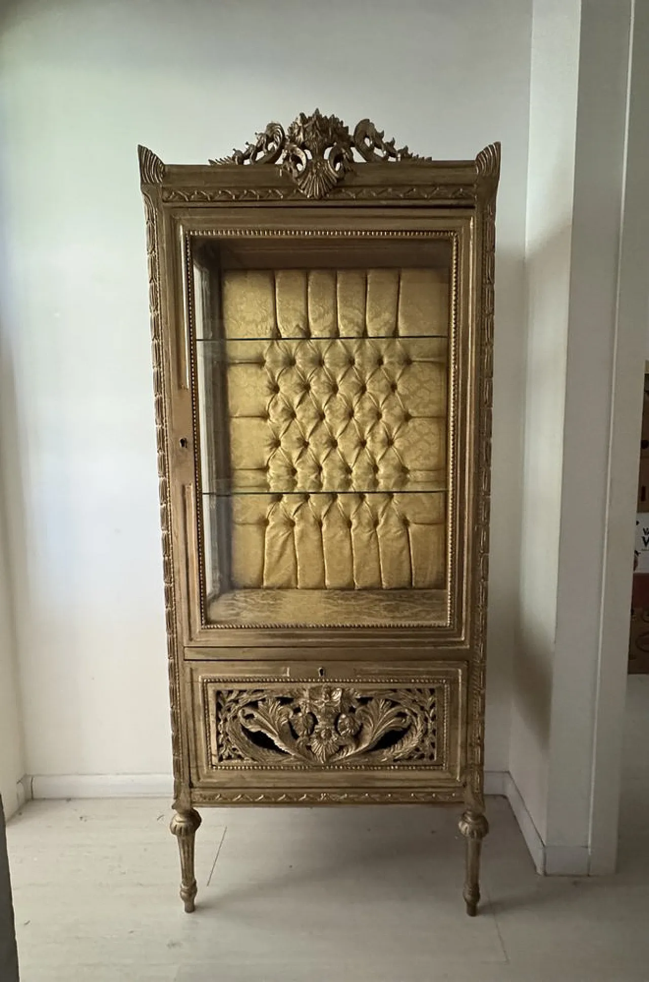 Baroque display cabinet in carved wood with capitonnè interior, 1980s 5