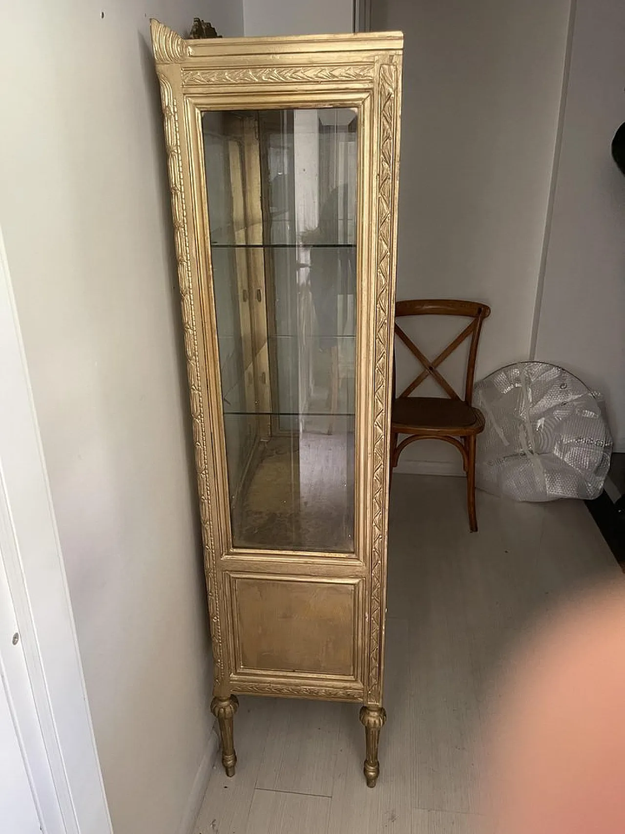 Baroque display cabinet in carved wood with capitonnè interior, 1980s 7