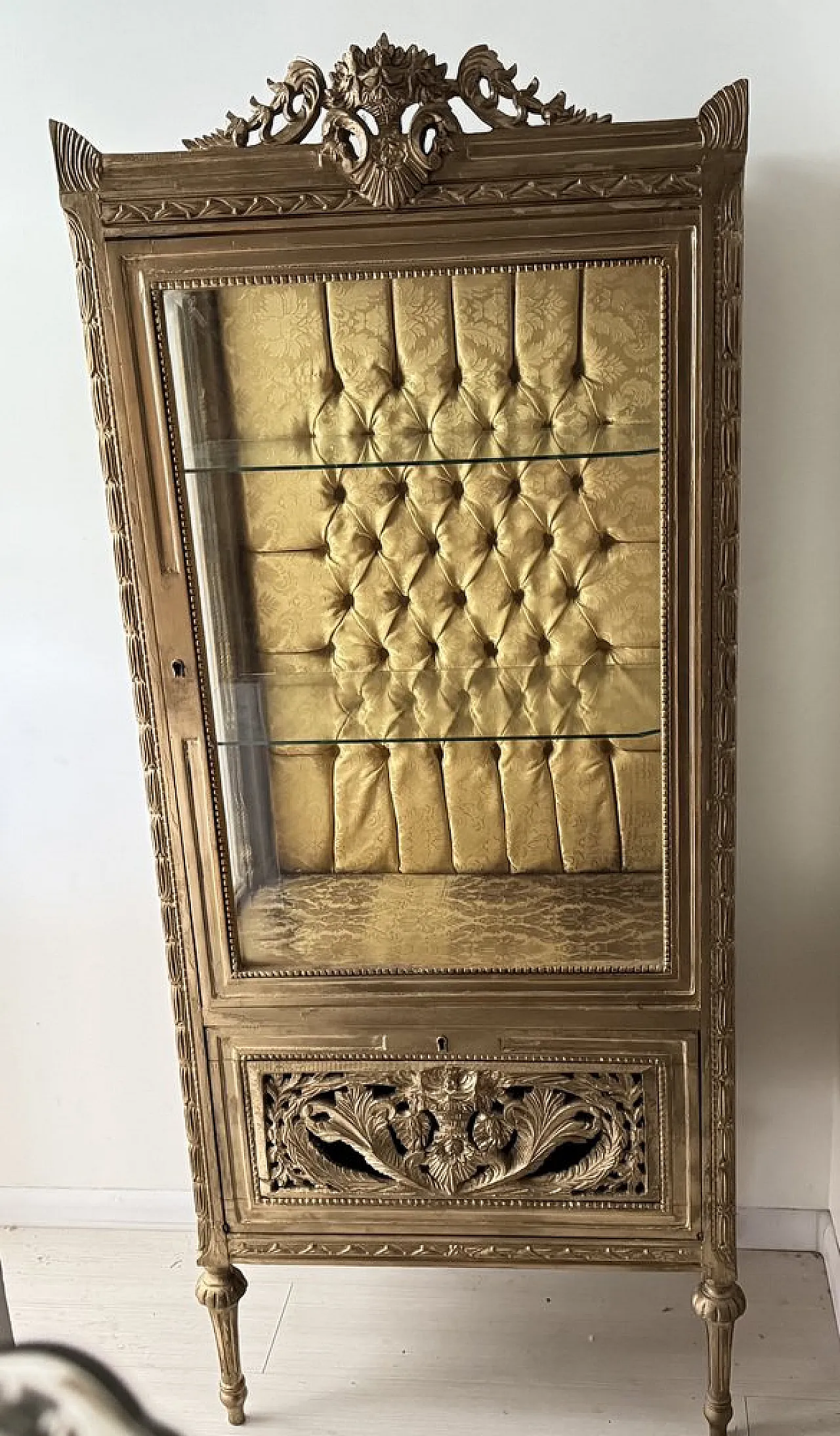 Baroque display cabinet in carved wood with capitonnè interior, 1980s 8