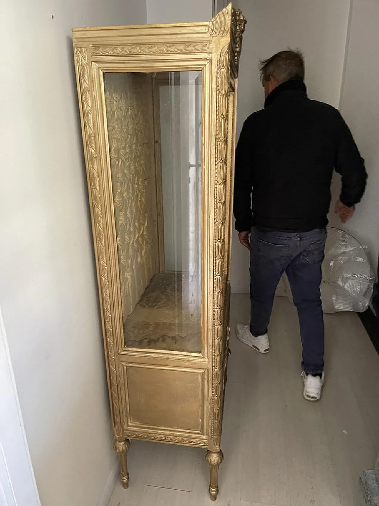 Baroque display cabinet in carved wood with capitonnè interior, 1980s 10