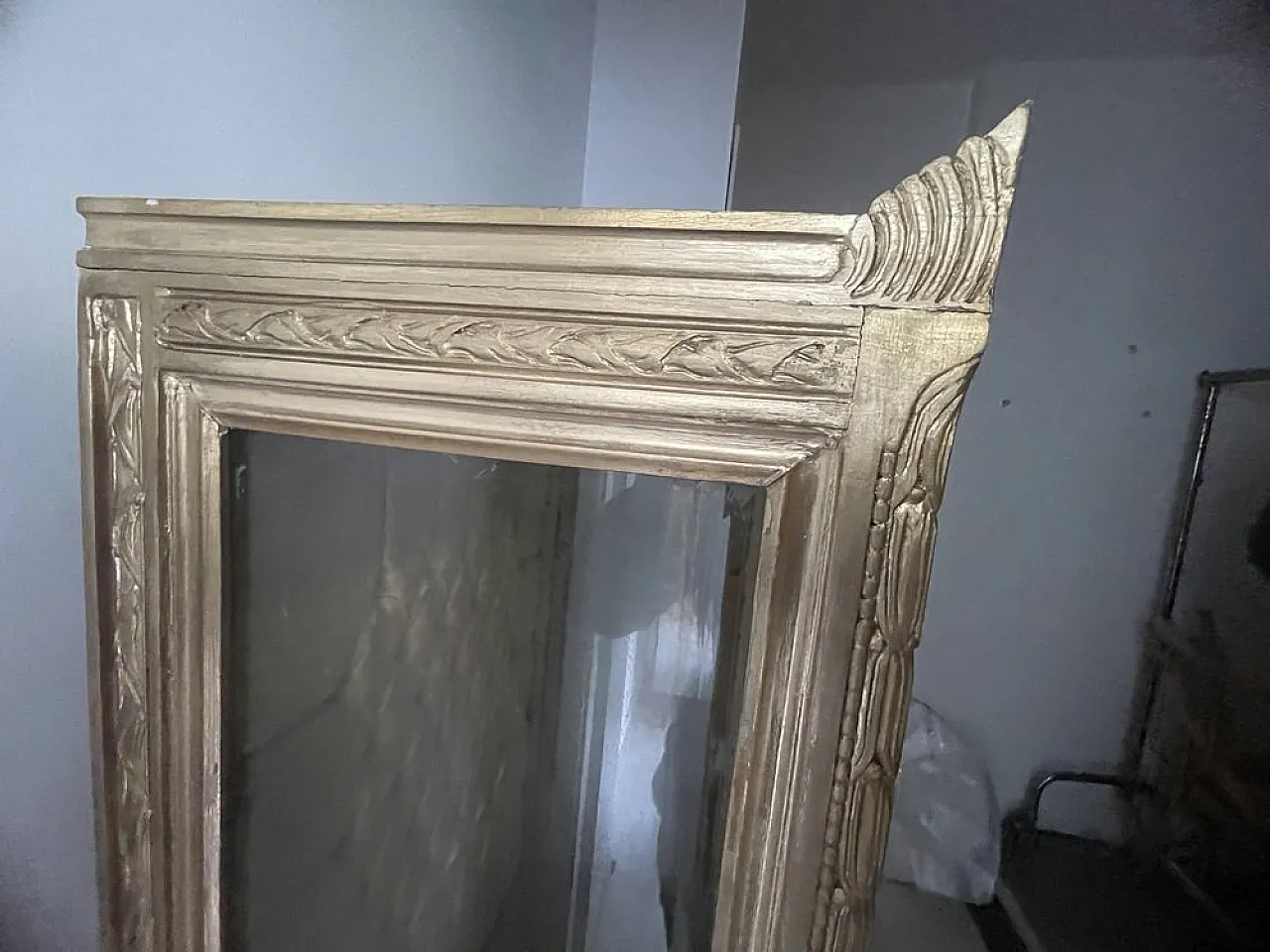 Baroque display cabinet in carved wood with capitonnè interior, 1980s 11